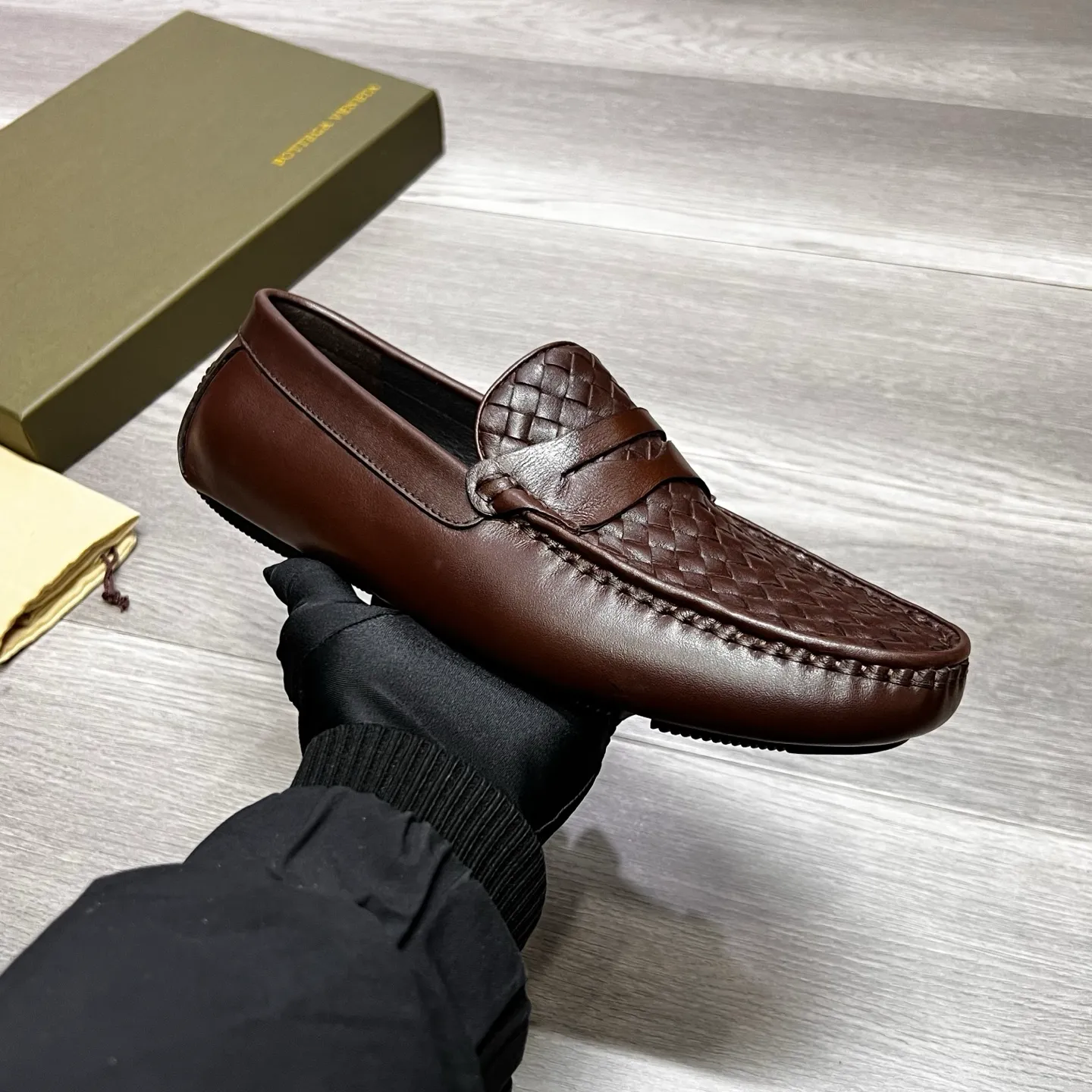 Factory price 480 BV〰️Purely handmade classic men's beanie shoes👉👉driving shoes, slip-on shoes, woven with cowhide imported from Italy, 💕water-dyed cowhide lining, 🔊original outsole, waterproof platform design, comfortable on the feet. A good choice for traveling and driving, two colors available, code number: 38-44, (45 can be customized)